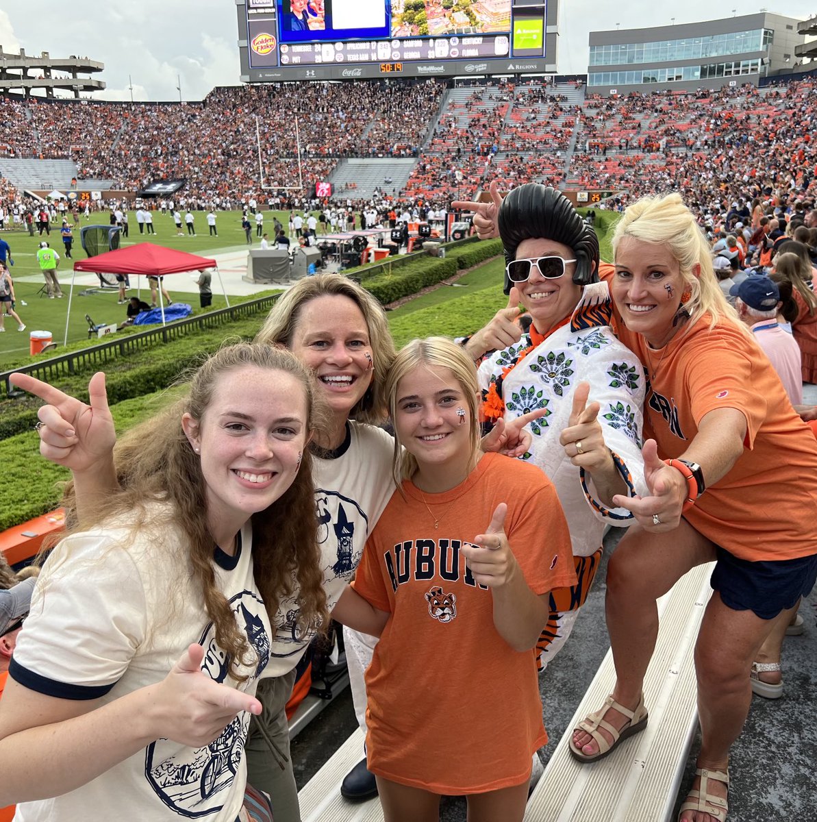 Elvis is in the stadium ⁦<a href="/JordanHare_AU/">Jordan-Hare Stadium</a>⁩ 🐅🦅 #WAREAGLE