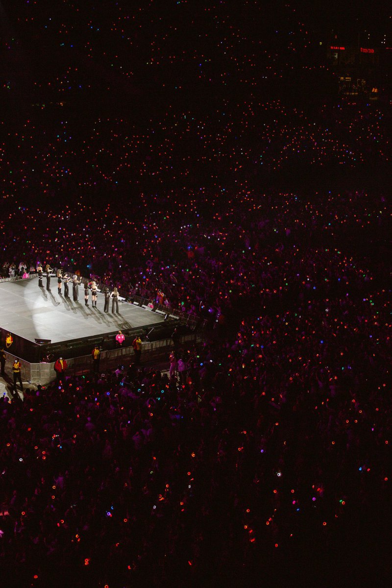 iconicsahyo's tweet photo. sigo viendo esta foto y se me sigue llenando el pecho de orgullo, lo que estás chicas han logrado es enorme y aún falta mucho más https://t.co/ftPpfLYmoT