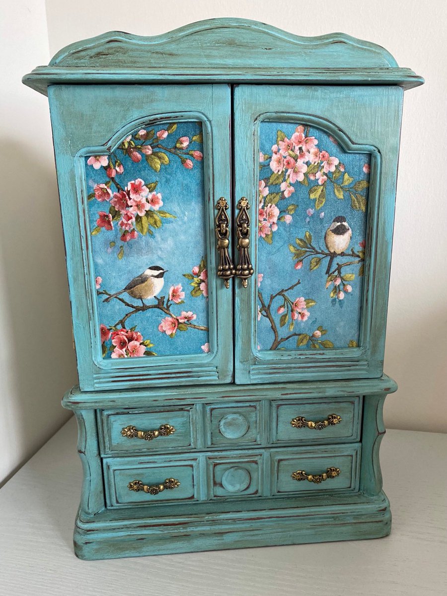 LivvysLoft's tweet photo. Excited to share this item from my #etsy shop: Beautiful ‘Provence’ painted large vintage jewellery box https://t.co/X3KxYTABsT
⁦@AnnieSloanHome⁩ ⁦@Etsy⁩ https://t.co/oRGsr0FIW9