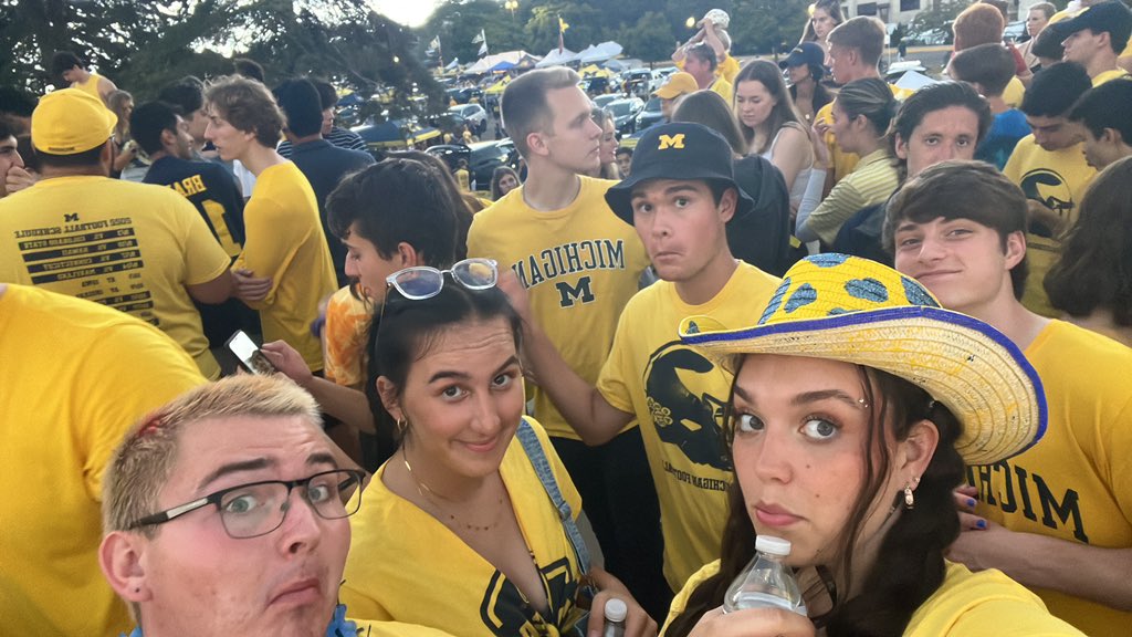 PuroMaura's tweet photo. #bighouselive #dale https://t.co/NErt9EQS8p