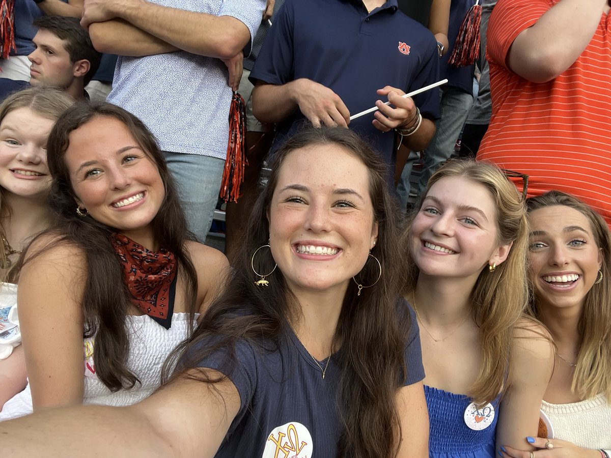 carolinesnell2's tweet photo. First game as students LETS GOOOO!!!! WDE🧡💙 #jumbotron #wareagle #wde https://t.co/c54QRbvPka