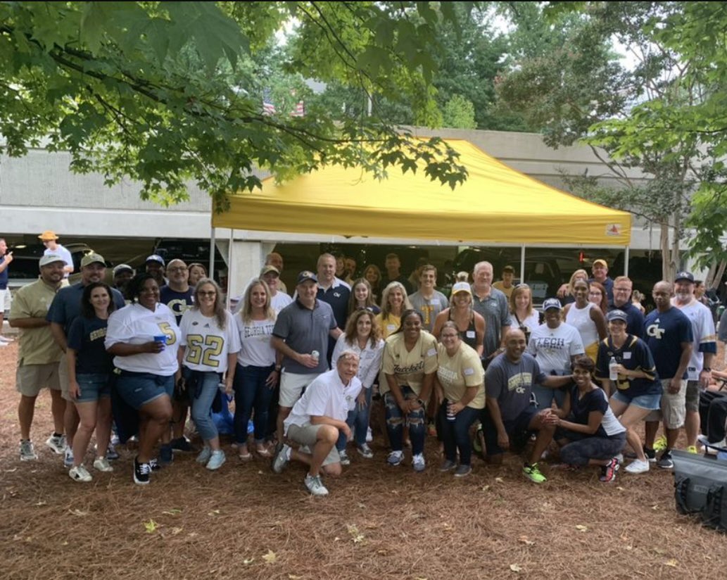 shellbell417's tweet photo. Player Parent tailgate #togetherweswarm https://t.co/WG3xKYUkPq