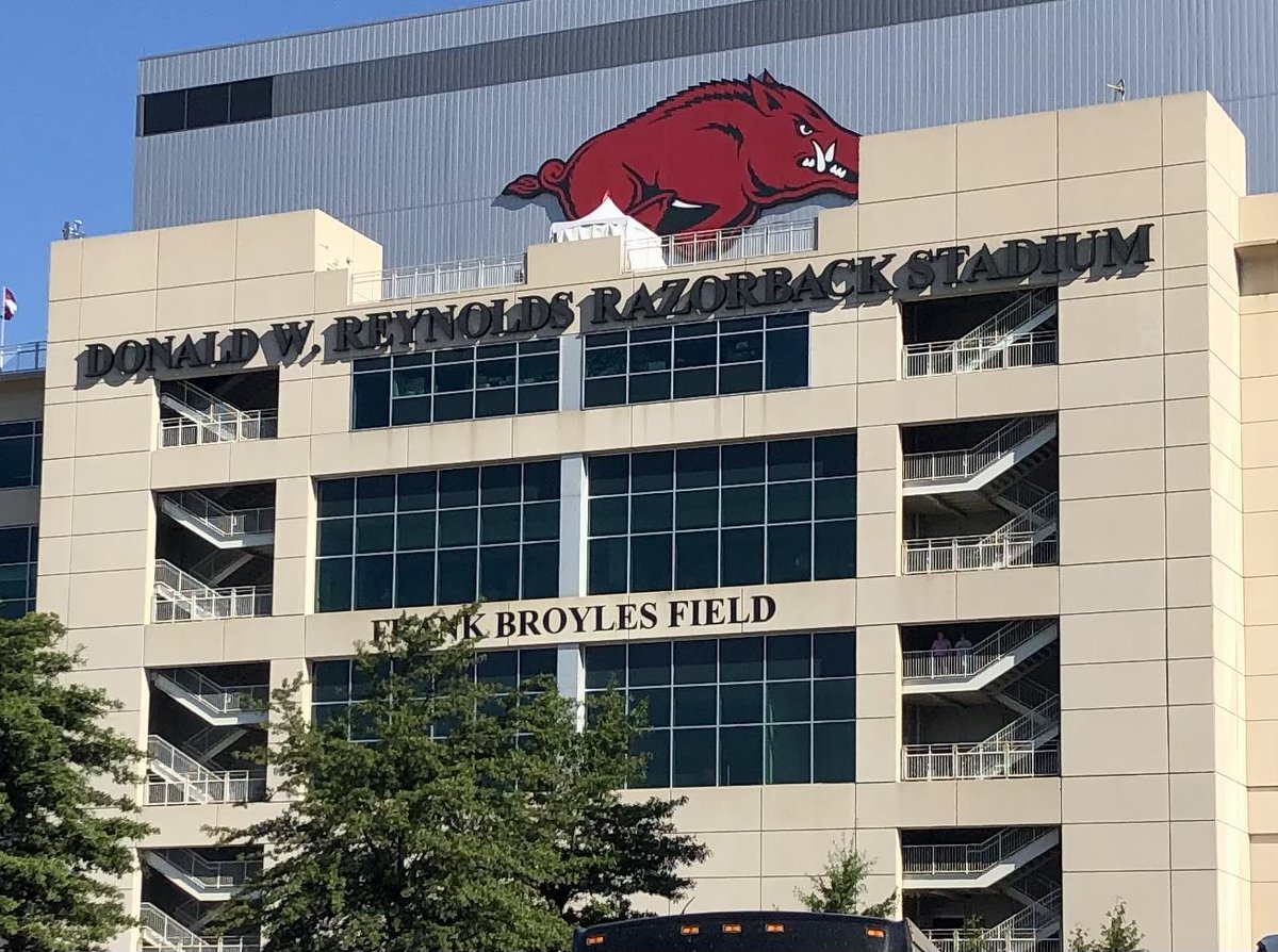 BenSuttonISP's tweet photo. ‘#CFB🏈tripleheader today for @dyehard_fans @REVELxpOfficial @Wes_Day_ @RexHough and @BenSuttonISP. Opened with @GamecockFB🐓 v. @RazorbackFB🐷, then on to @WakeFB🎩 v. @VandyFootball👨🏻‍✈️and finishing @KU_Football🦅 @WVUfootball🧔🏻! @TeallCapital #ThisIsHowYouWin #MericasHome🇺🇸 https://t.co/PRA8oxY2Dc