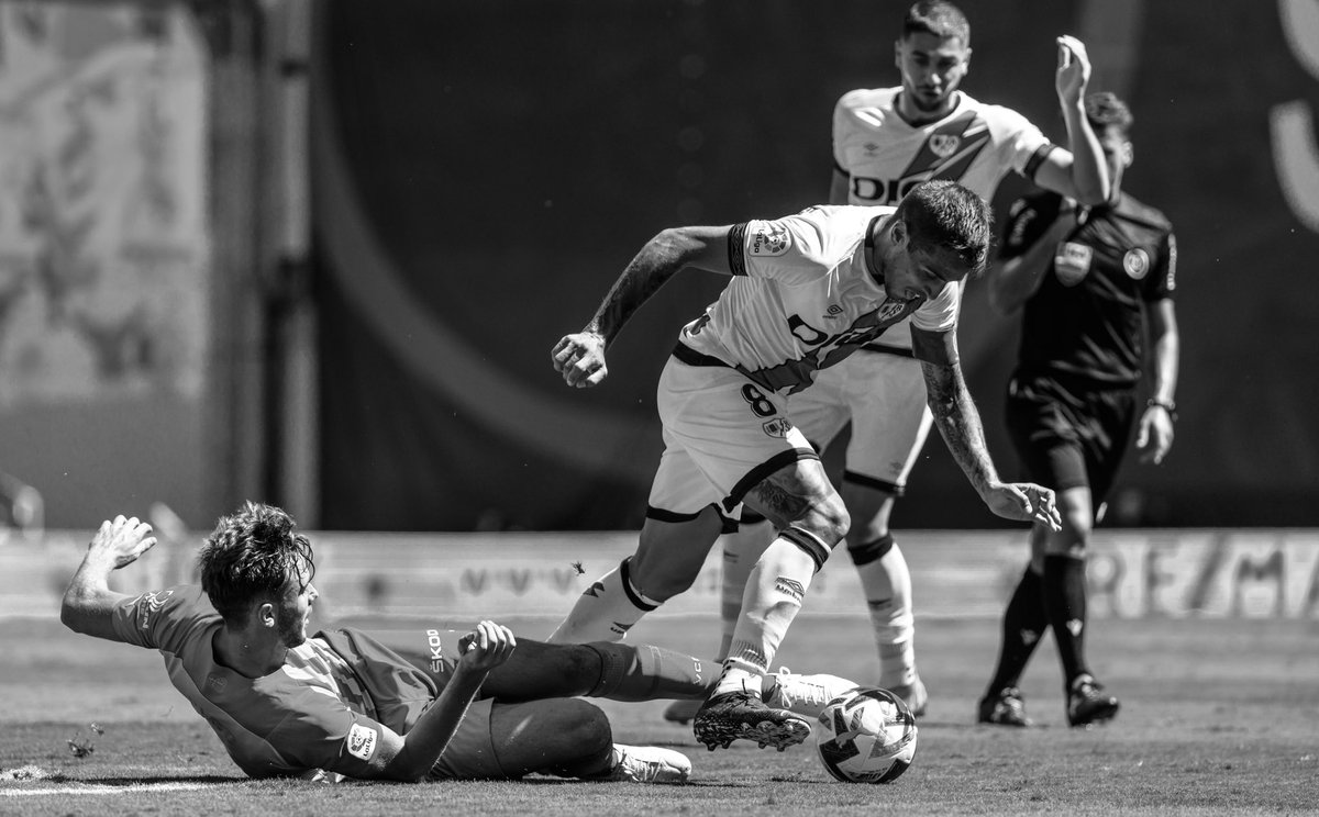 pablogsacristan's tweet photo. Partido de liga entre @RayoVallecano 2 y @valenciacf 1. #RayoVallecano #rayval #LaLiga fotos @pablogsacristan https://t.co/3OwR0YPd21