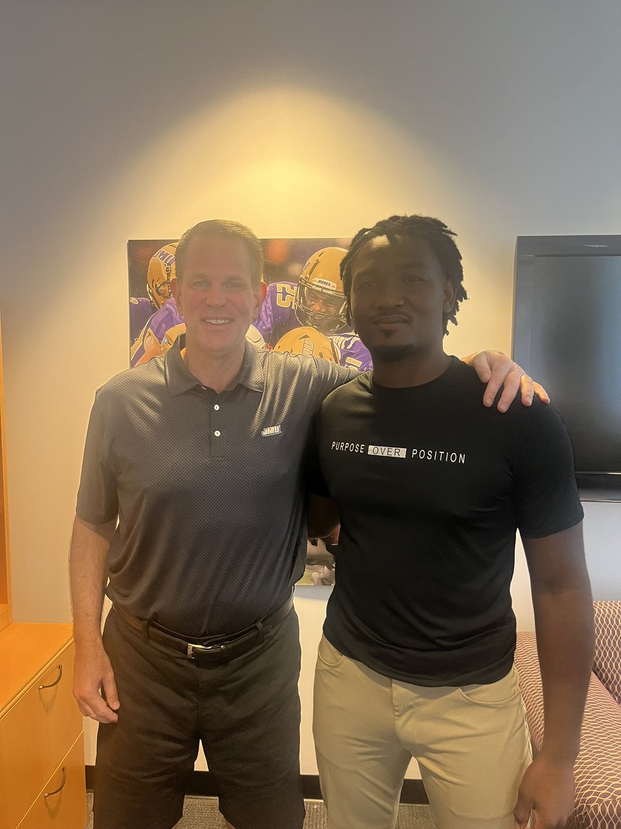 _VL2's tweet photo. #POPHero Inspired by @JMUCurtCignetti strength to led his @JMUFootball team to an impressive victory hours after learning about the passing of his father. Praying for you Coach, as JMU Nation is all behind you!!!! 💜
#PurposeOverPosition https://t.co/5jTciwD79e