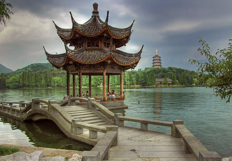 NmqbNews's tweet photo. Lago Xi (西湖) localizado em Hangzhou chama atenção por possuir templos, jardins e ilhas naturais/artificiais dentro do próprio lago. O lago também é famoso pelas lendas românticas como a famosa lenda da ‘Serpente Branca’ #PostdoDia https://t.co/bFG1zDPhyg