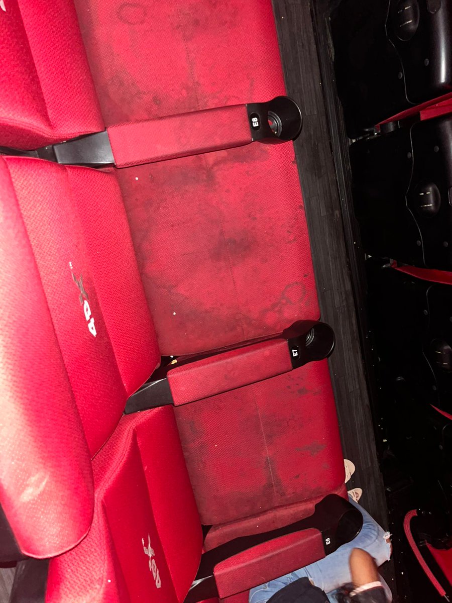 AnFeYanet's tweet photo. @ClubRoyalFilms las sillas de la sala 4DX da asco! Es increíble que sigan en funcionamiento al público en este estado @SecSaludBAQ @VIVA_CC https://t.co/pIXdKM5rfV