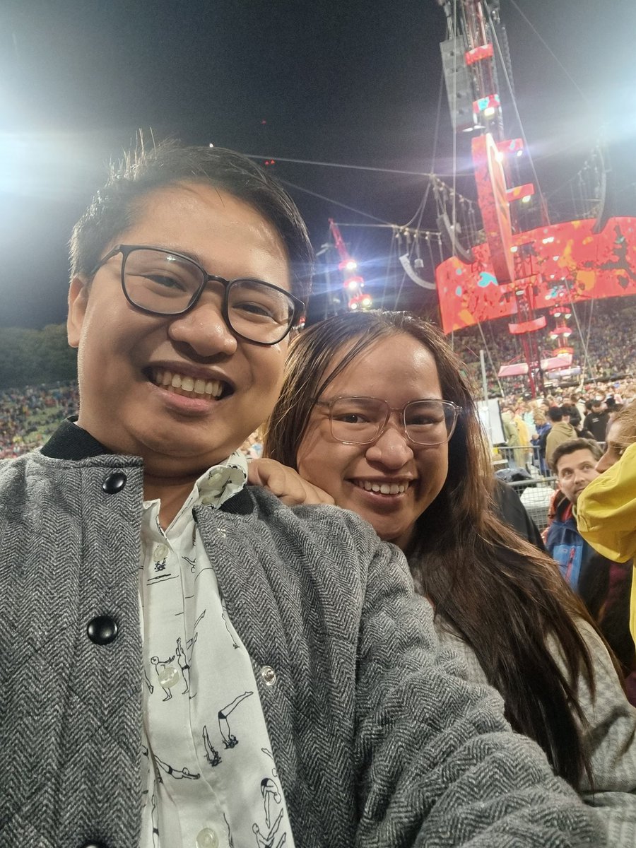 JoLutang's tweet photo. Thank you for the magical night in Munich @edsheeran!!! Despite the rain and all the technical difficulties, you were able to pull off an amazing set that @piattos_3 and I would remember 😍🥰 https://t.co/r82NZ4MKqv
