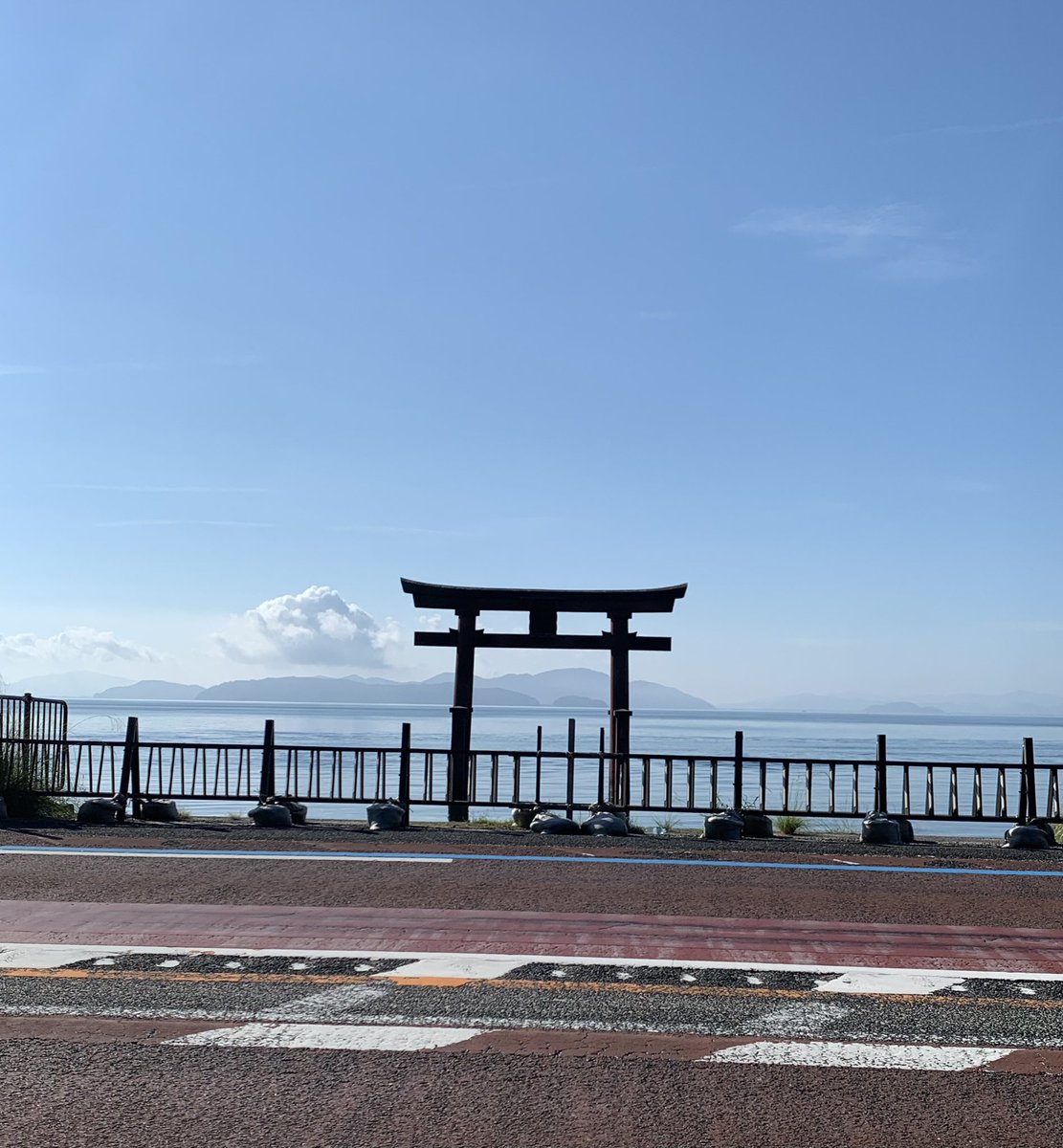 tomokorock's tweet photo. 朝6時過ぎに家を出て、高島市の白髭神社に到着。朝の琵琶湖と湖の中の鳥居の風景に癒された…！広島の厳島神社を思い出した。 https://t.co/TXPgadxOcS