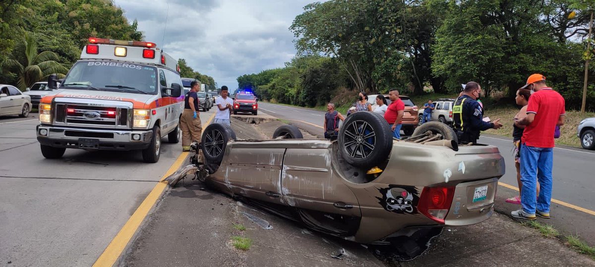 BCBRP's tweet photo. #Veraguas | Atendimos situación por accidente vehicular en la vía Panamericana, a la altura de Los Cerros. Un herido fue atendido por paramédicos del #BCBRP. https://t.co/kpJExQhKyi