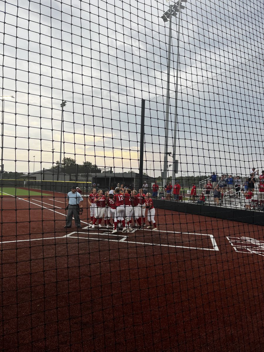CardActivities's tweet photo. WALK IT OFF LADIES❗️❕❗️

@CHSSoftball20 takes down @WarrensburgR6 in extra innings 6-5 on a walk-off HR from Sophomore Addison Markham. 

Warrensburg Tournament Champions❗️❕❗️

#ClintonALLIN
#CardinalPride 

🔵⚪️🔴🐦🥎 https://t.co/NmWTyMXONi