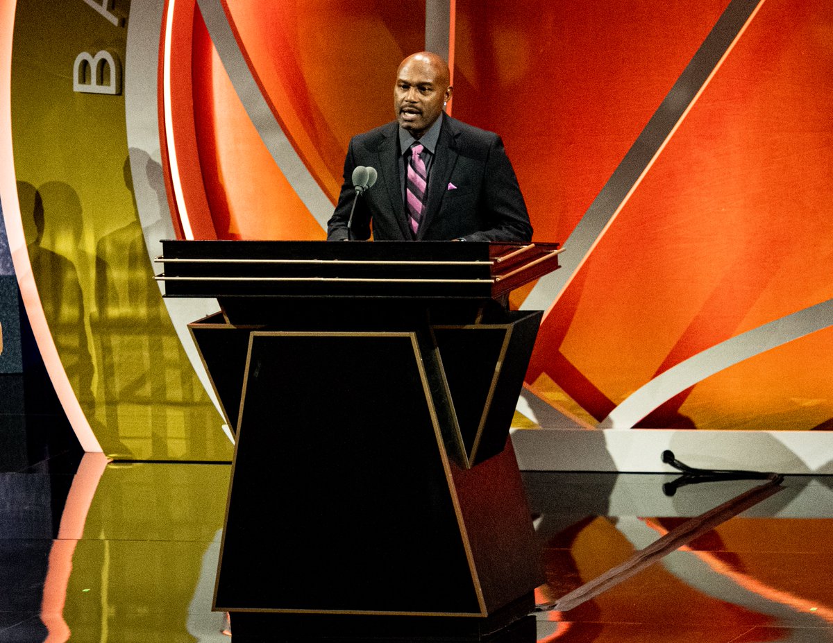 Hoophall's tweet photo. Tim Hardaway is now officially an enshrined member of the Naismith Memorial Basketball Hall of Fame. #22HoopClass https://t.co/VILmFQoKaR