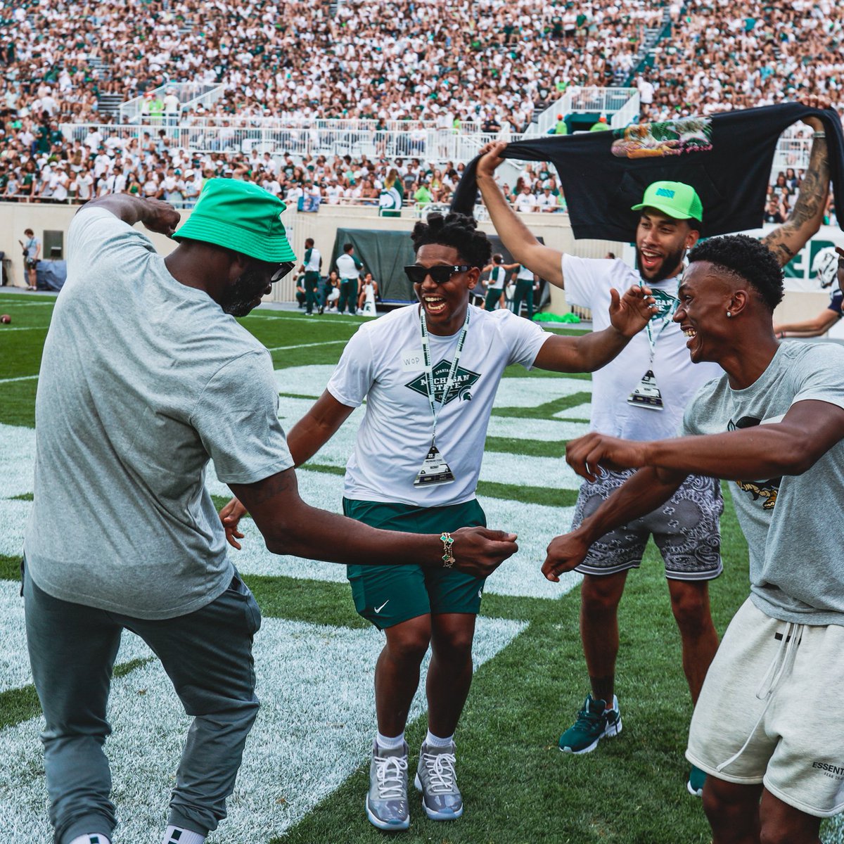 MSU_Basketball's tweet photo. When @MSU_Football gets another W 😎 https://t.co/tvTqn7a2kB