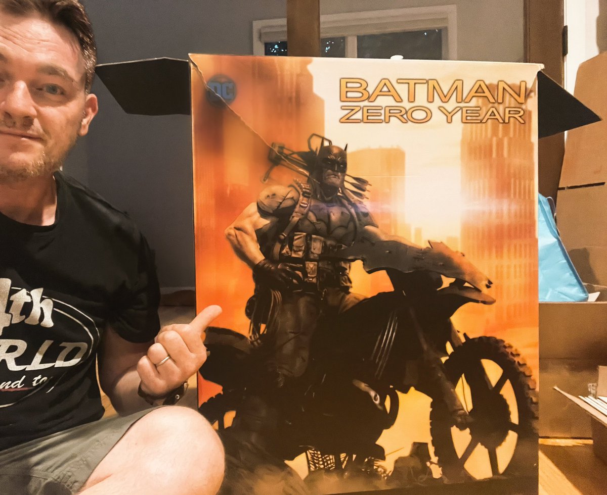 Ssnyder1835's tweet photo. So @Prime1Studio  just sent me the coolest damn gift ever… 

This makes my weekend! Thank you to ask the amazing folks there. 

Will be unboxing and building over at https://t.co/naAiLBBhle
Monday. #batman #prime1studios #batmanzeroyear https://t.co/qbQIcG79TZ