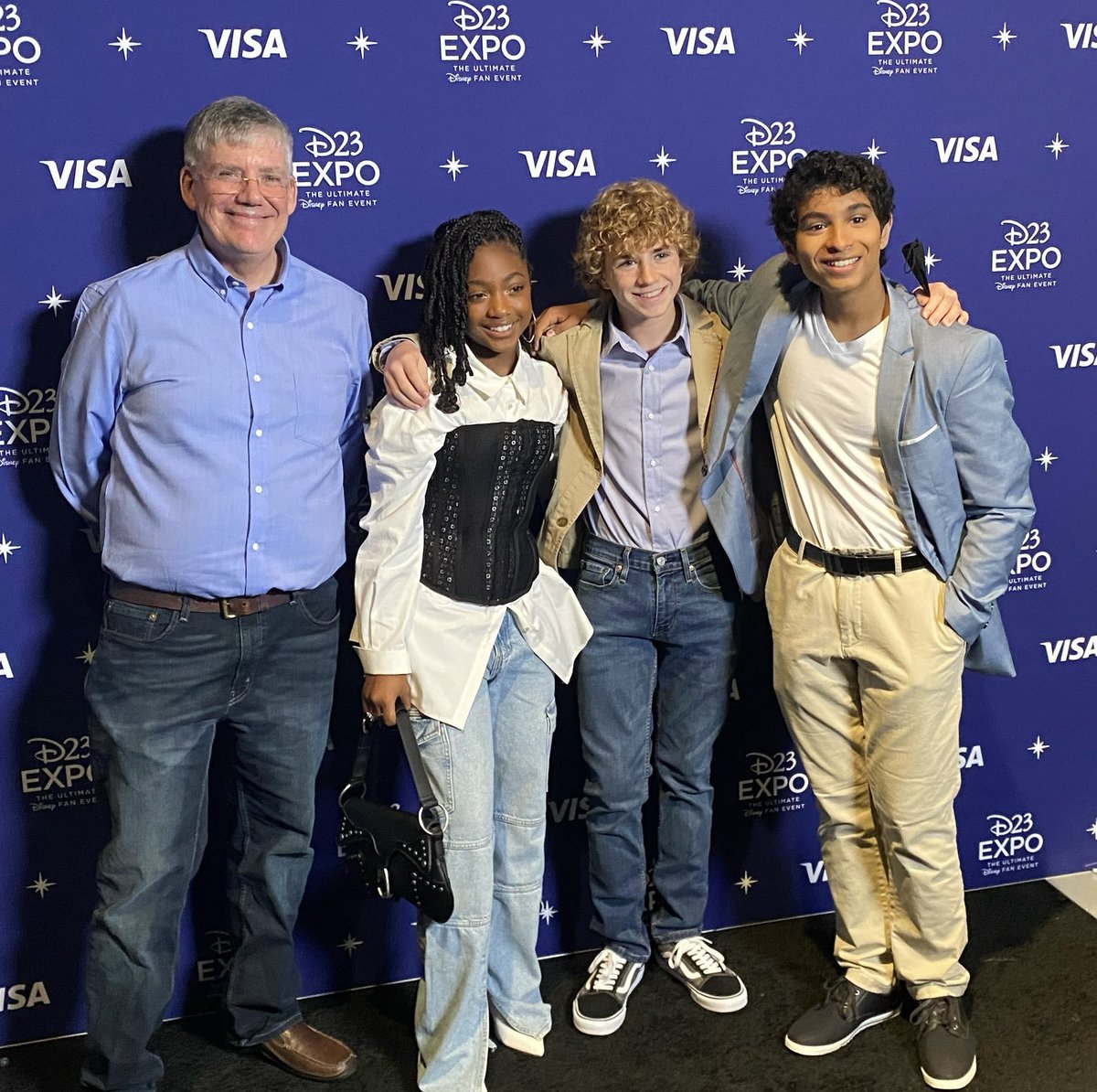 Rick Riordan junto com o elenco da série de Percy Jackson na D23 #PercyJacksonD23