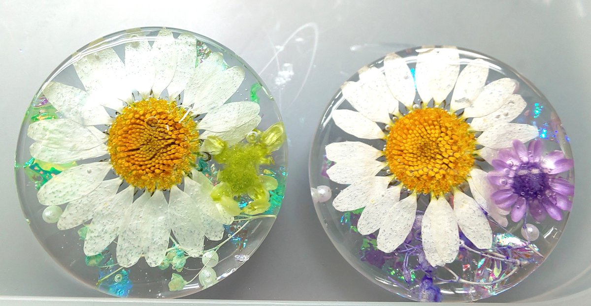 「バザー用のヘアゴム～!ヽ(*'∀`)ノ  お花水中花みたい!綺麗に出来た～!  」|かねさだけいし/兼処敬士のイラスト