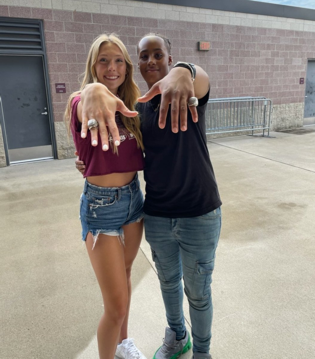 #CHE💪 🏀 - 📚📚 - ⛹🏽 - <a href="/sydney_pro/">Sydney Prochaska</a> 🏀💖 &amp; Zoe Belcher claiming those MVC Championship rings. <a href="/SIU_WBasketball/">Saluki Women's Hoops</a>