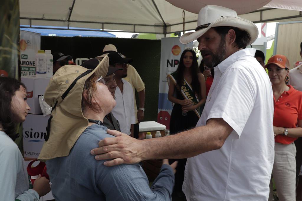 AgriculturaEc's tweet photo. Guayas | @PabloWeberS visitó los stands #ExpoArroz2022 en el cantón Santa Lucía. El viceministro diálogo con los productores y les ratificó el compromiso del MAG de seguir impulsando acciones concretas que los benefician, como el Proyecto Semillas y la urea subvencionada. https://t.co/0m1gmexNdZ