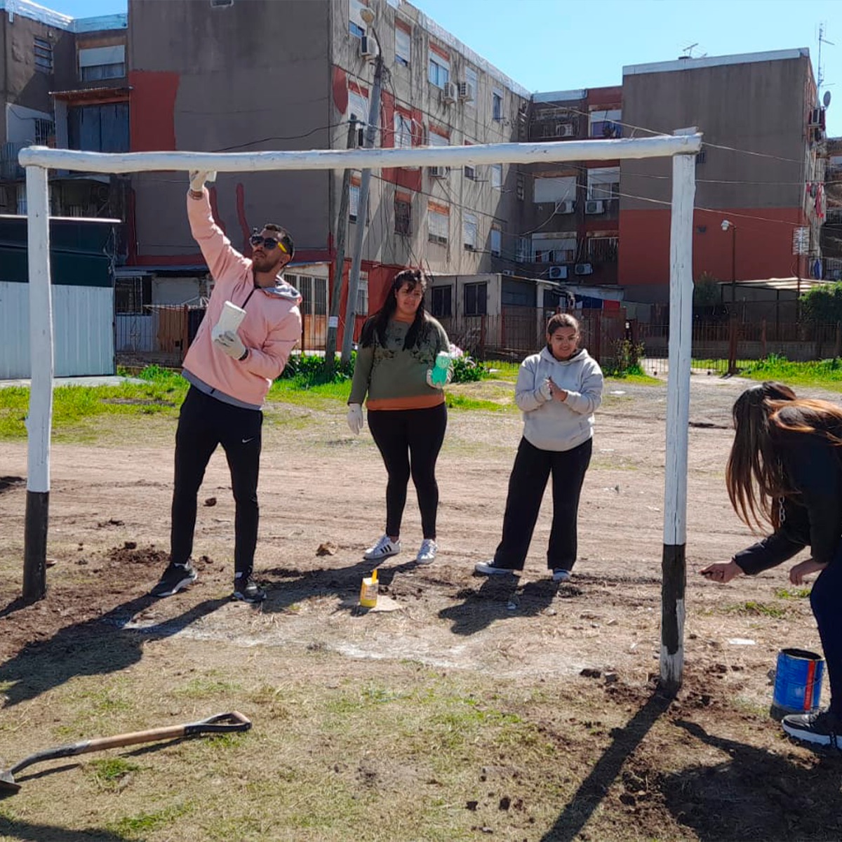 JPaltebrown's tweet photo. ✌🏼Durante este sábado realizamos una jornada de recuperación de espacios verdes en distintos barrios de Brown.

🎨🌱Lxs compañerxs que participaron esta mañana pintaron y plantaron árboles/plantas en diferentes puntos de nuestro distrito. https://t.co/xGuWIqAVxE