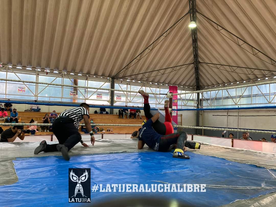 LaTijeraLucha's tweet photo. No solamente el liderato en el futbol el #AguilaDelAmerica le da la victoria a su bando conformado por #Juan Diego y #Esparta para derrotar a #ElHijoDeBrazoDePlatino, #Mosquetero y #Cadaver en el #ParqueEcologico18De Marzo con #ProduccionesTragedias...
#latijeraluchalibre https://t.co/DogeIAZEMT
