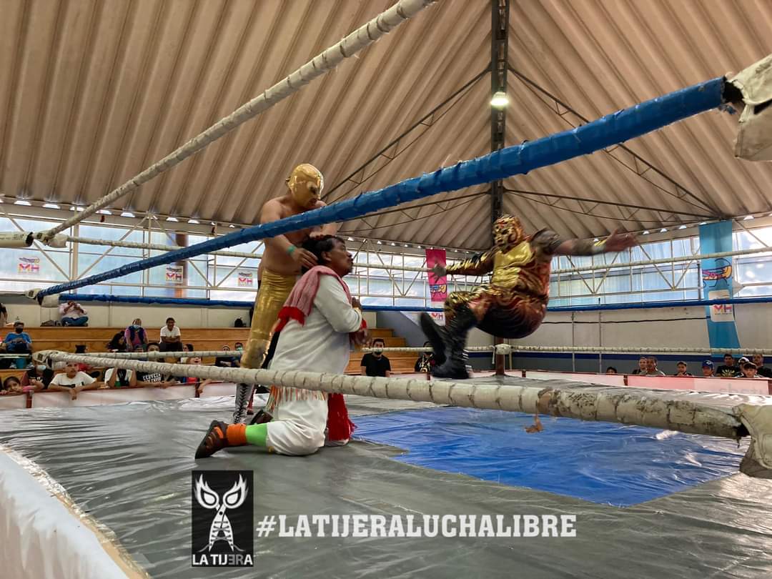 LaTijeraLucha's tweet photo. No solamente el liderato en el futbol el #AguilaDelAmerica le da la victoria a su bando conformado por #Juan Diego y #Esparta para derrotar a #ElHijoDeBrazoDePlatino, #Mosquetero y #Cadaver en el #ParqueEcologico18De Marzo con #ProduccionesTragedias...
#latijeraluchalibre https://t.co/DogeIAZEMT