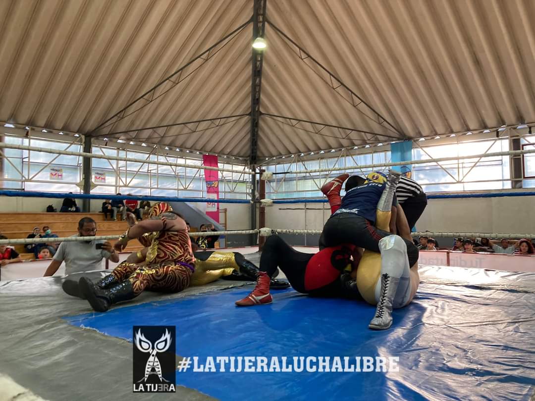 LaTijeraLucha's tweet photo. No solamente el liderato en el futbol el #AguilaDelAmerica le da la victoria a su bando conformado por #Juan Diego y #Esparta para derrotar a #ElHijoDeBrazoDePlatino, #Mosquetero y #Cadaver en el #ParqueEcologico18De Marzo con #ProduccionesTragedias...
#latijeraluchalibre https://t.co/DogeIAZEMT