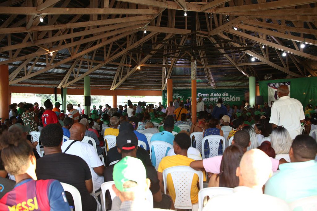 LeonelFernandez's tweet photo. Hemos juramentado a decenas de dirigentes de otras organizaciones políticas y de la sociedad del municipio de Villa Montellano, en la provincia Puerto Plata. Bienvenidos sean todos a la #FuerzaDelPueblo, el partido de la esperanza nacional. 

#SeguimosCreciendo 
#FPSeFortalece https://t.co/FUp6FUQi27