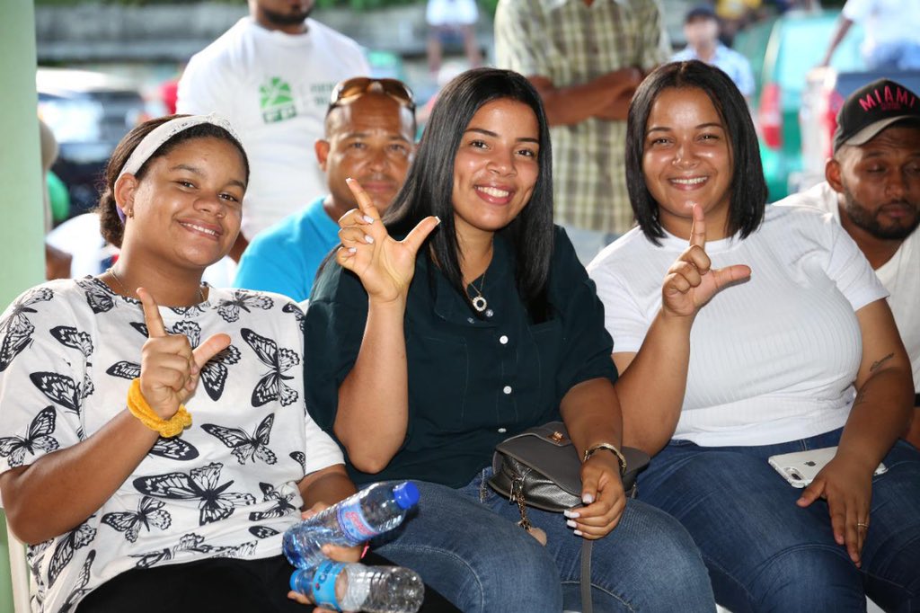 Hemos juramentado a decenas de dirigentes de otras organizaciones políticas y de la sociedad del municipio de Villa Montellano, en la provincia Puerto Plata. Bienvenidos sean todos a la #FuerzaDelPueblo, el partido de la esperanza nacional. 

#SeguimosCreciendo 
#FPSeFortalece