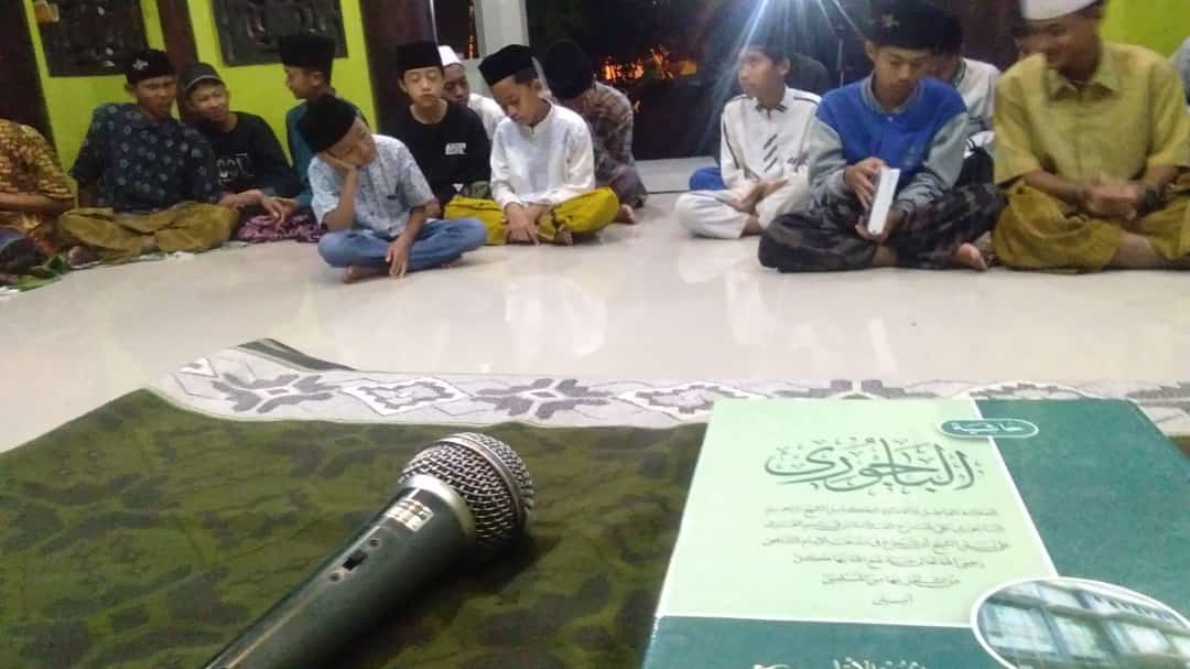 Pagi

 Sabda Nabi SAW:
 "Tidak ada sesuatu yang lebih berat dalam timbangan (pada hari akhirat) dari akhlak yang baik."
                          ~HR. Abu Dawud