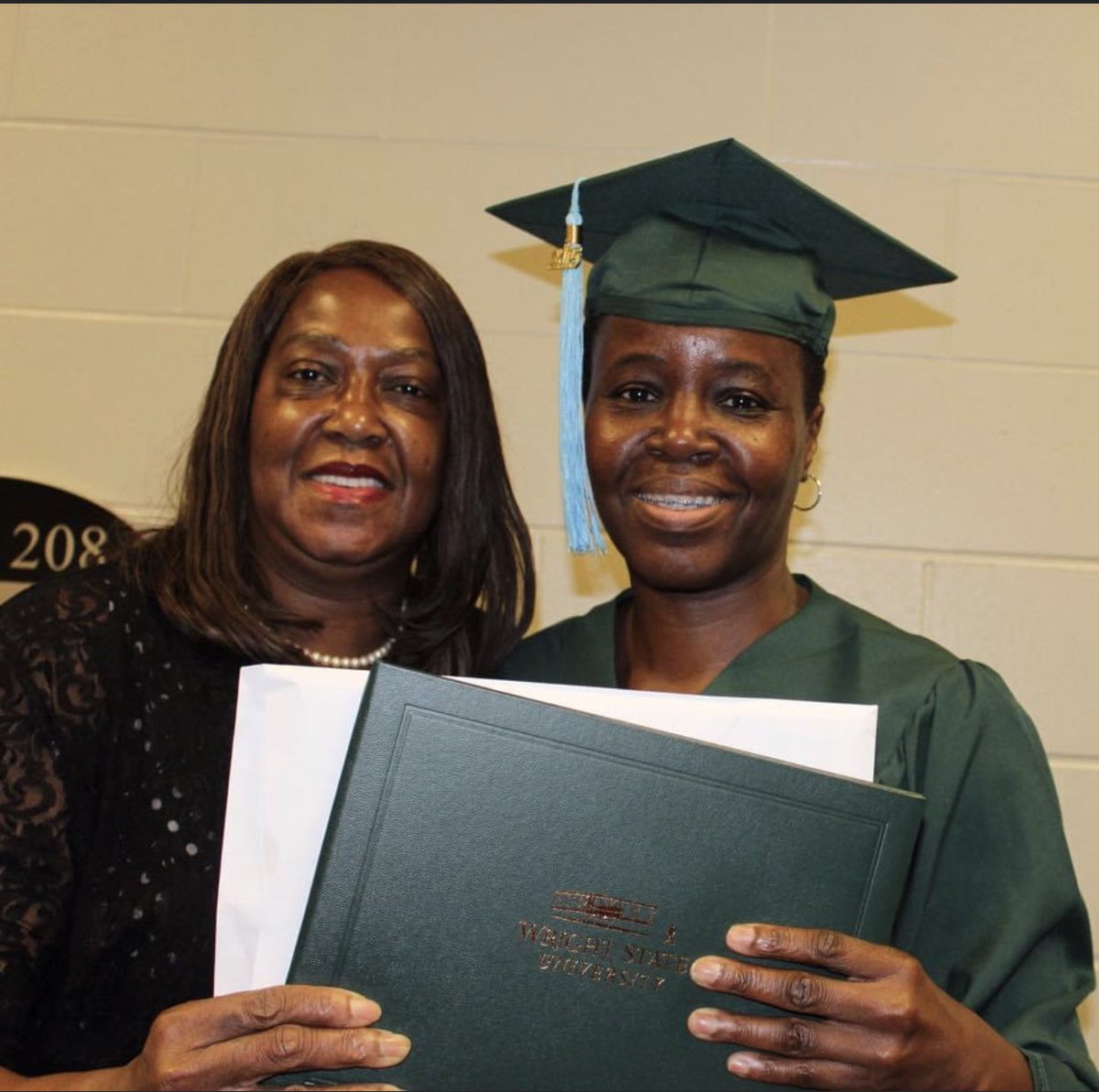 LifeInApt506's tweet photo. I also lost my mom unexpectedly in 2020, and it has been the hardest thing to deal with. https://t.co/W0RlbVxhAf
