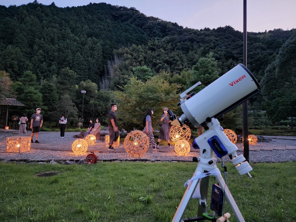 in23628059's tweet photo. 岡部町の玉露の里「観月祭」で星空観察会を担当させて頂きました。
中秋の名月を鑑賞するのに最高の日本庭園。
皆さんスマホでまん丸お月様を撮影されていました。
来年もご来場お待ちしています。
#中秋の名月
#玉露の里
#観月祭
#しずほし 
#スマホで撮影 https://t.co/KEB6SEqiz3