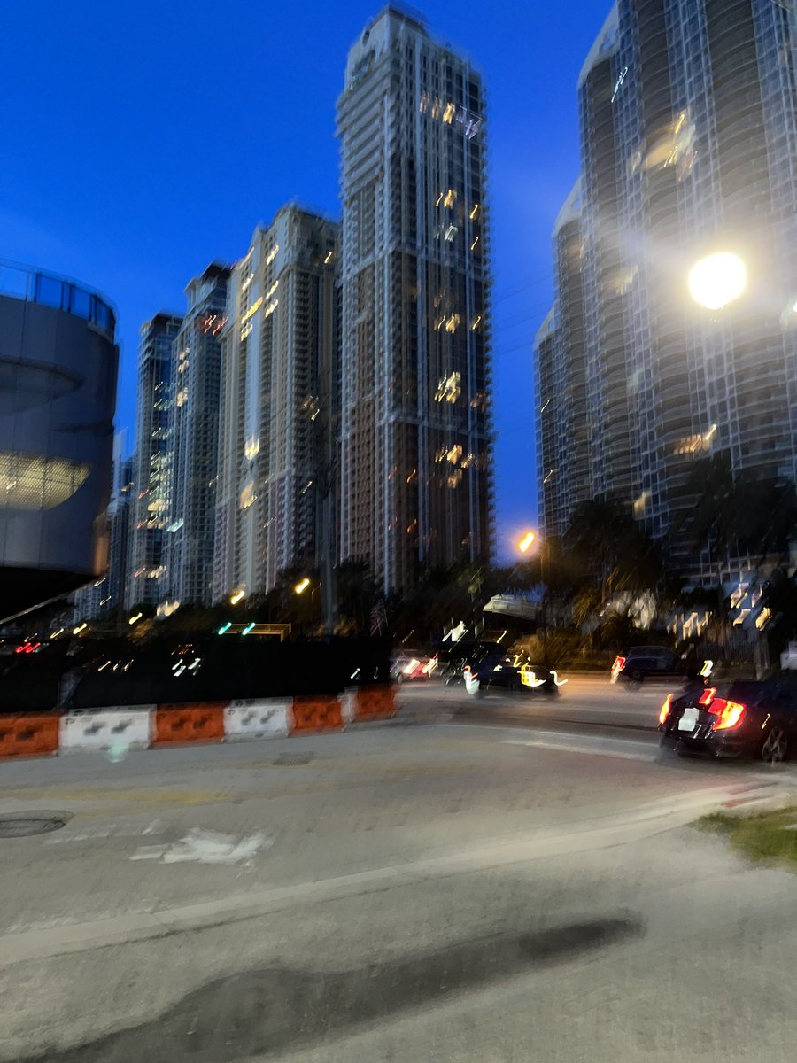 maria_querol98's tweet photo. Otra noche en Miami ❤️🌉
#Picturebyme😌😎 https://t.co/10QZC7q4Cd