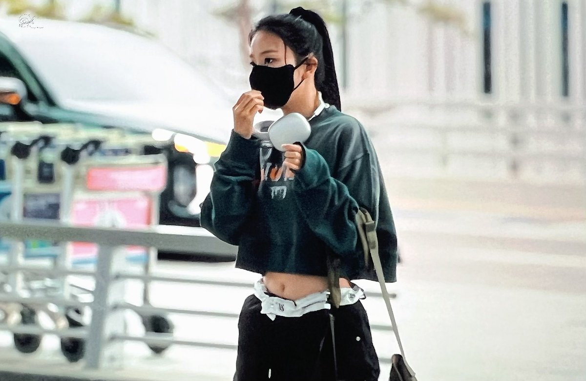 HungryLittleBe2's tweet photo. 20220911 출국
#레드벨벳 #RedVelet #슬기 #Seulgi https://t.co/5guVgLwLFx