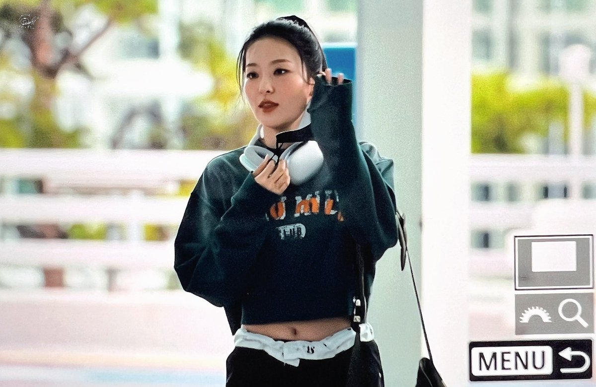 HungryLittleBe2's tweet photo. 20220911 출국
#레드벨벳 #RedVelet #슬기 #Seulgi https://t.co/5guVgLwLFx