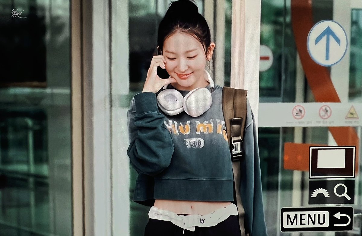 HungryLittleBe2's tweet photo. 20220911 출국
#레드벨벳 #RedVelet #슬기 #Seulgi https://t.co/5guVgLwLFx