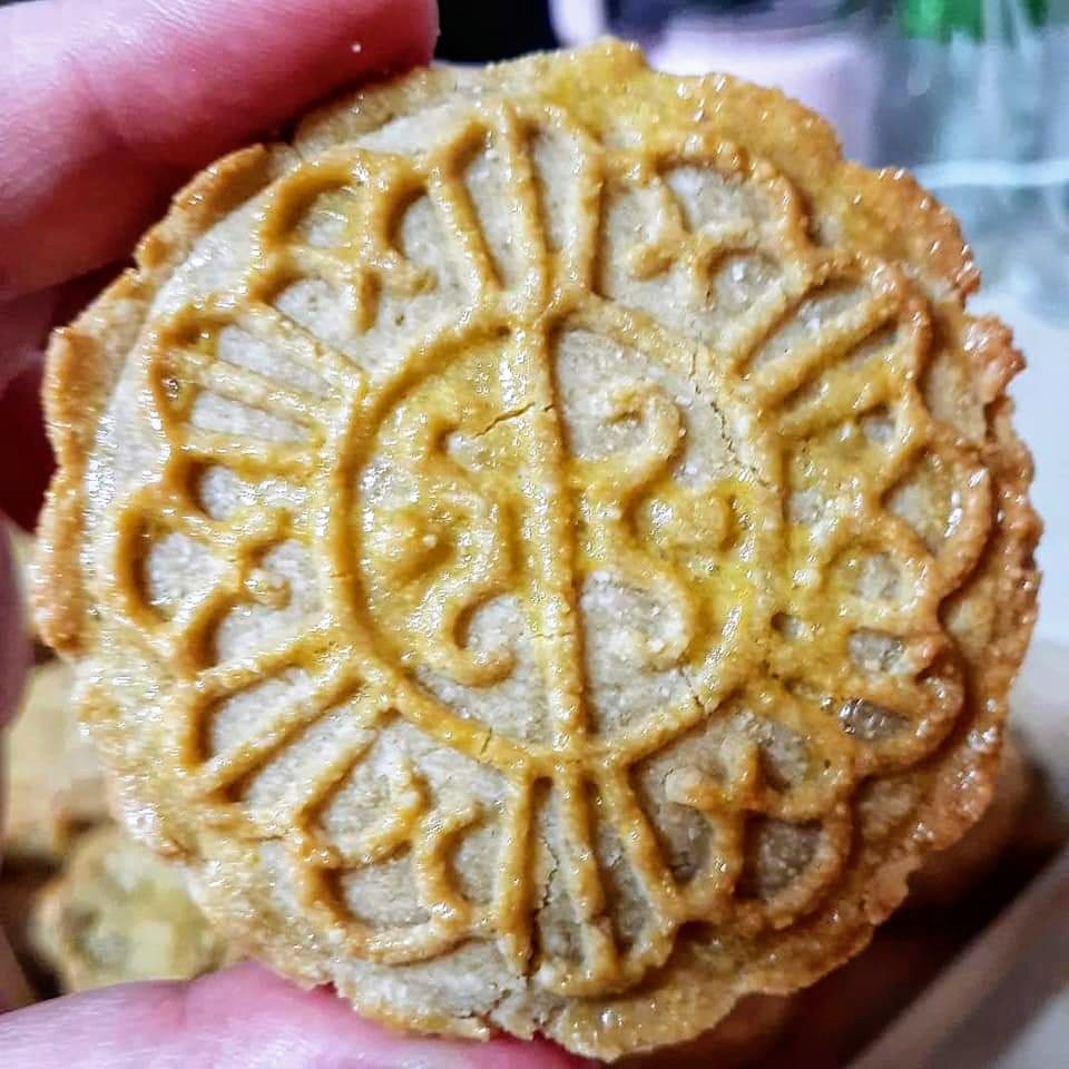 pinkprincessin1's tweet photo. Homemade traditional Cantonese style white lotus seed paste moon cakes for #MidAutumnFestival 🥮 fresh out of the oven. 
Looks good, but they are going to look even better after they rest for a day. 
#asiansweets #veryasian #mooncakefestival #mooncake https://t.co/wv744yMLoR
