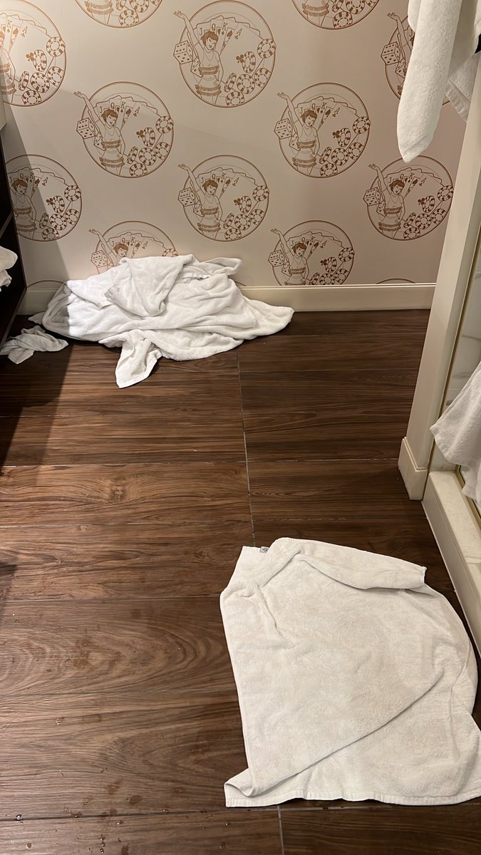 davidsimpsonGR's tweet photo. Here is another view of @CircaLasVegas Completely unacceptable. Do better https://t.co/S5t8qZjHvF
