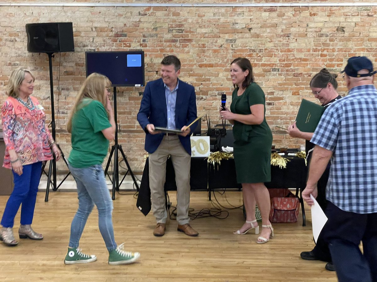 HowellMISchools's tweet photo. We had a great time stopping by the Howell High School Class of 1972 50th Class Reunion tonight. Thank you for the class for allowing us to visit and to Howell High School junior Nick Arts for an incredible bagpipe performance. #HighlanderForLife #OneHowell https://t.co/kspe7UDRIg