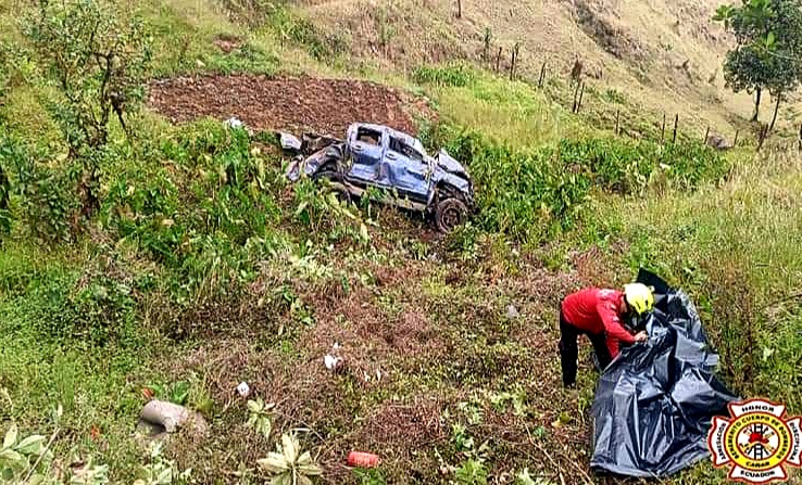 NuevoTiempoCue's tweet photo. 🚨#ATENCIÓN
Tres personas fallecidas y un herido deja un accidente de tránsito registrado la mañana de este sábado en la comunidad #Ducur, cantón #Cañar. Una camioneta cayó a un barranco de aproximadamente 200 mts. #BomberosCañar atendieron la emergrncia. https://t.co/EHoX1fy8kY