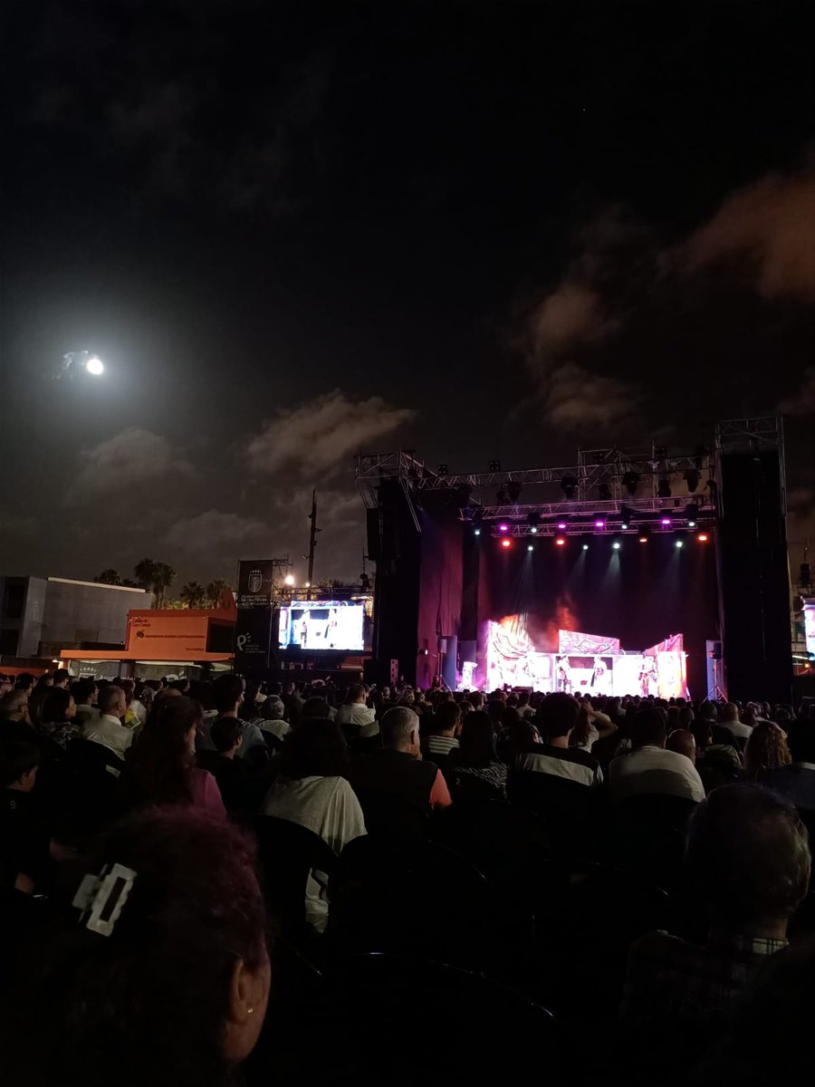 ivanijops's tweet image. Teatro al aire libre, el sonido del mar de fondo y la luna mirando.
Un paisaje para recordar. @LPATemudas @LpaCultura