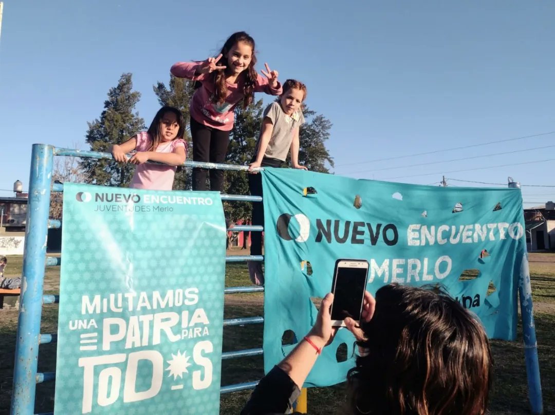 juvenemerlo's tweet photo. ➡️ Hoy compartimos una tarde de #PlazaRecreativa en #AltosDeMerlo

✌️ Junto a las infancias y familias del barrio pasamos una tarde de diferentes juegos, pintada de dibujos y cerramos con una rica merienda. 

💙 Construyendo más #NuevoEncuentro. Sumate! 

#Juventudes #Merlo #NE https://t.co/BK0nYOAzZU