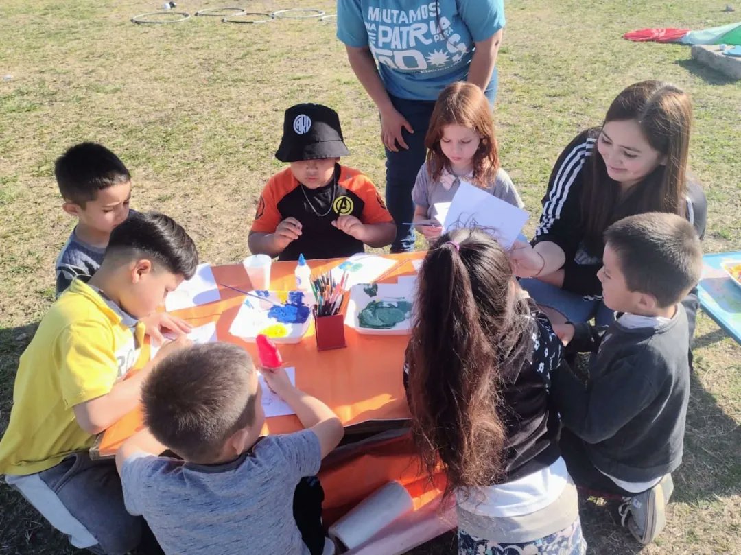 juvenemerlo's tweet photo. ➡️ Hoy compartimos una tarde de #PlazaRecreativa en #AltosDeMerlo

✌️ Junto a las infancias y familias del barrio pasamos una tarde de diferentes juegos, pintada de dibujos y cerramos con una rica merienda. 

💙 Construyendo más #NuevoEncuentro. Sumate! 

#Juventudes #Merlo #NE https://t.co/BK0nYOAzZU