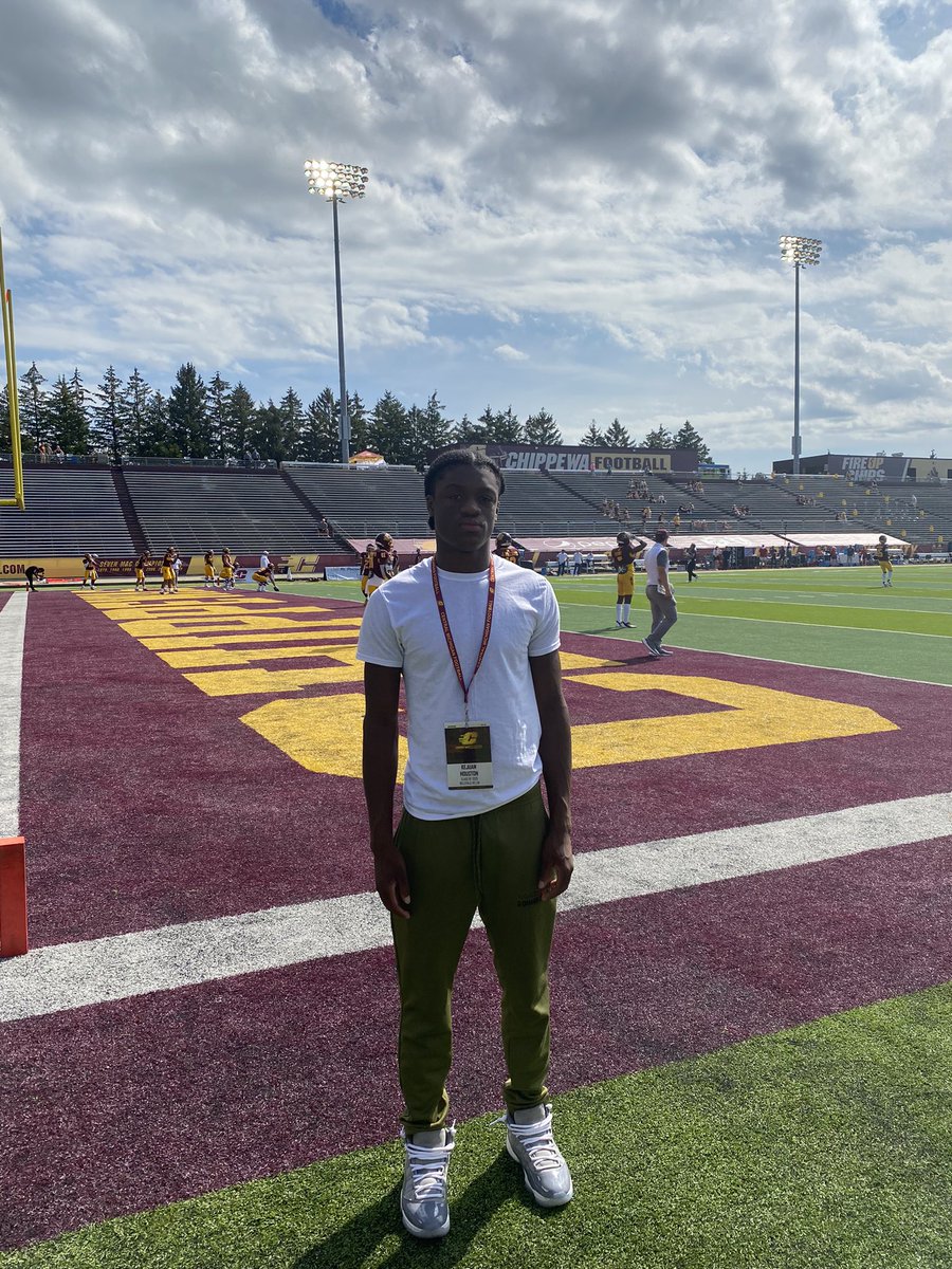 crisp_key's tweet photo. Had a good time at central Michigan today thanks for having me out @CoachCalley21 #fireupchips https://t.co/Il9bezGIy6