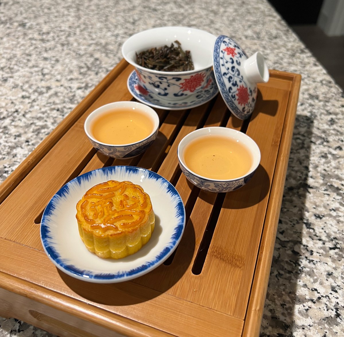 LambdaEditing's tweet image. Happy Mid-Autumn Festival! 中秋節快樂 ! In my house, we are celebrating with mooncake and phoenix oolong tea. The gaiwan set is one of my favorites that I got in Singapore a few years ago.