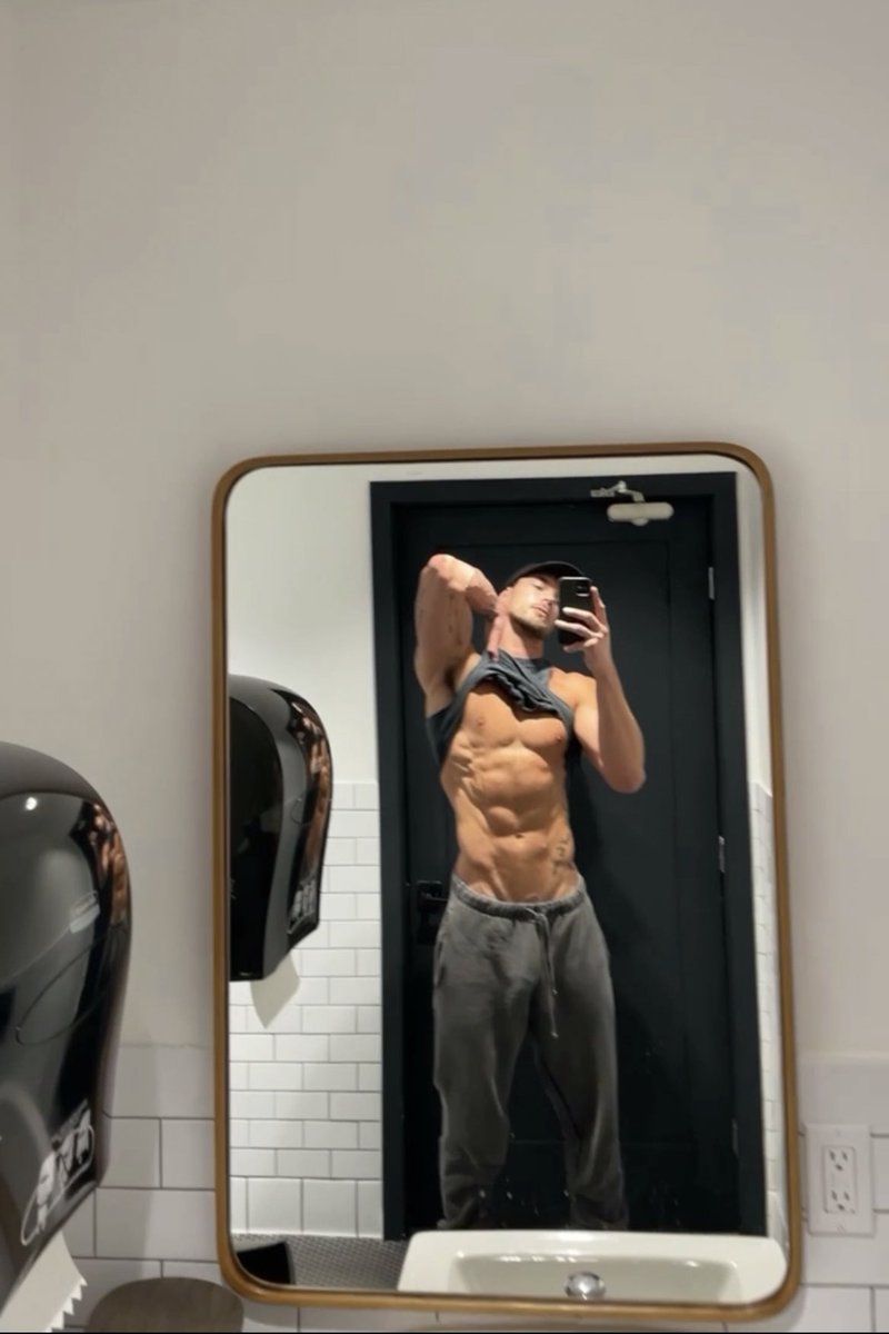 Christian Hogue on Twitter: "https://onlyfans/hoguesdirtylaundry… Mirror mirror on the wall."