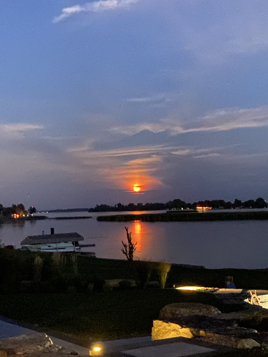 WinmarCO_OW's tweet photo. Beautiful moon tonight! #summercomingtoanend https://t.co/tCwm0y977o