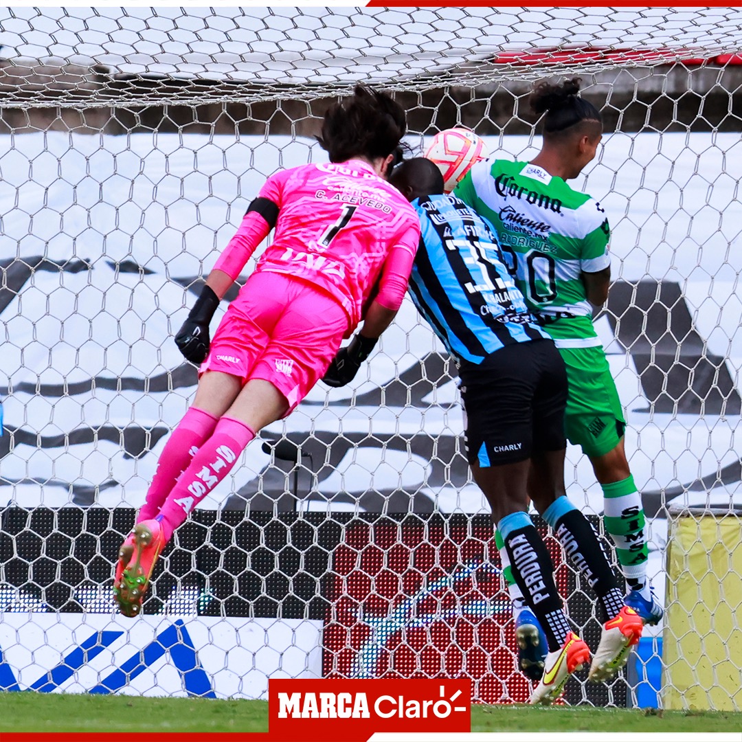 ¿Hay algo que no sepa hacer Carlos Acevedo? ⚽😎

marca.com/claro-mx/futbo…