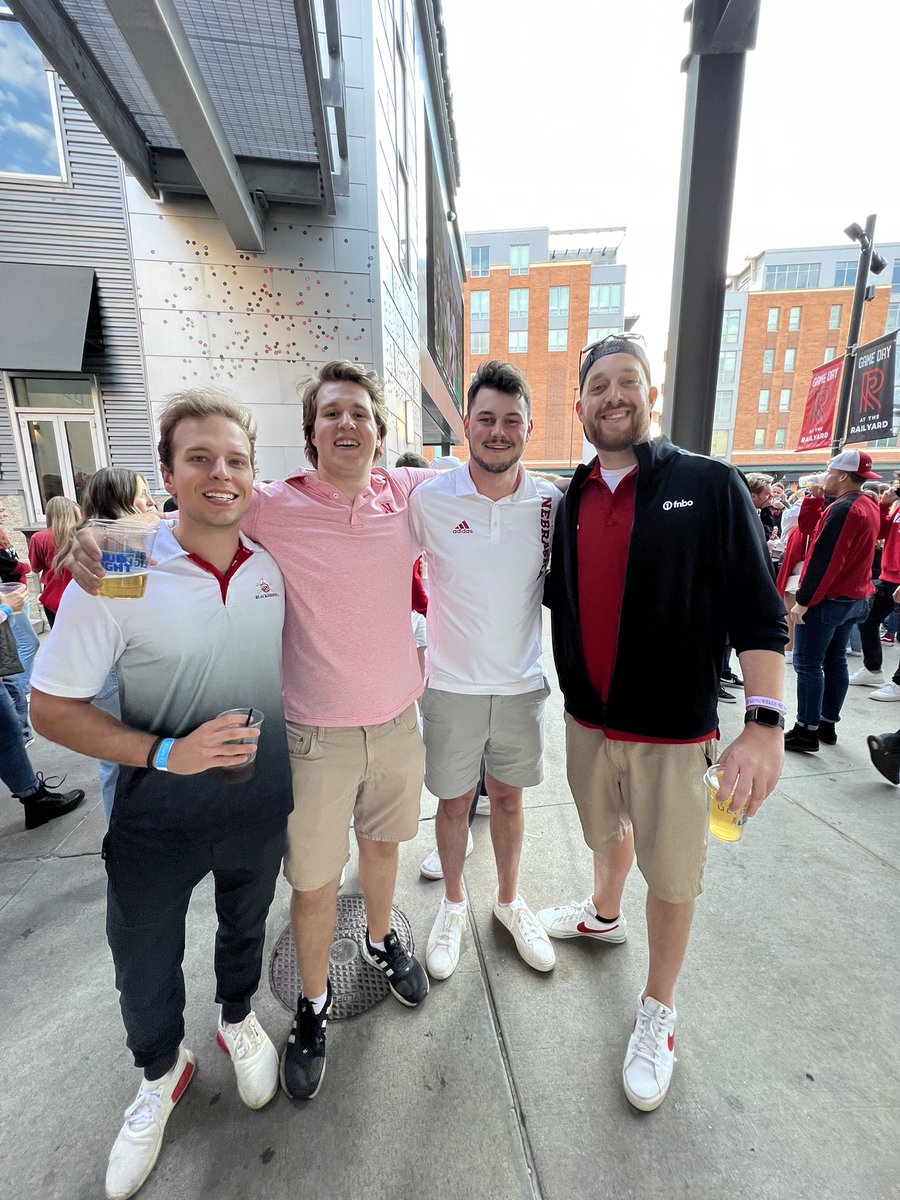Drakeb4Degrassi's tweet photo. Met some members of the #Corngregation at the rail yard tonight @EthanolSlavin @TheeFauxFrost https://t.co/1t1VjJ22MQ