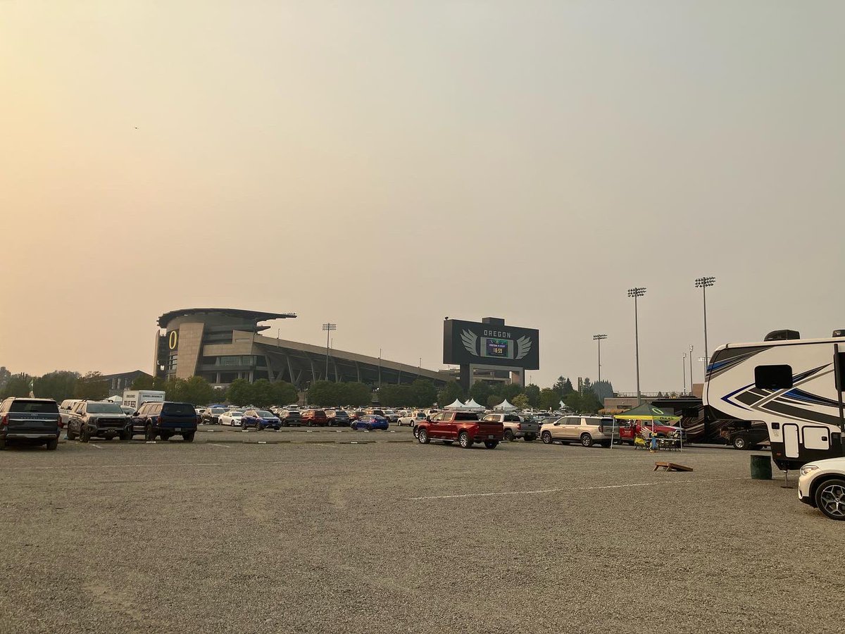 UOAlumni's tweet photo. It’s about that time! #GoDucks!!! 💛💚 

#gameday #NCAAfootball #duckpride #UOalumni https://t.co/3i8DYO6d15