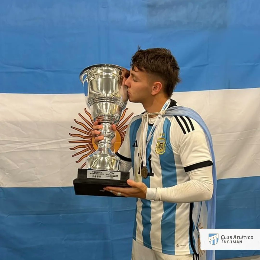 ATOficial's tweet photo. #Fútbol ⚽

🔝🥇 ¡Dale campeoooooon! 

🇦🇷🏆 El seleccionado sub 20 de Argentina se quedó con el Torneo Internacional de Maldonado, en Uruguay. 

👦 Nuestro jugador Ignacio Maestro Puch se consagró por segunda vez con el equipo que dirige Javier @Mascherano. https://t.co/OqZgjaITKi